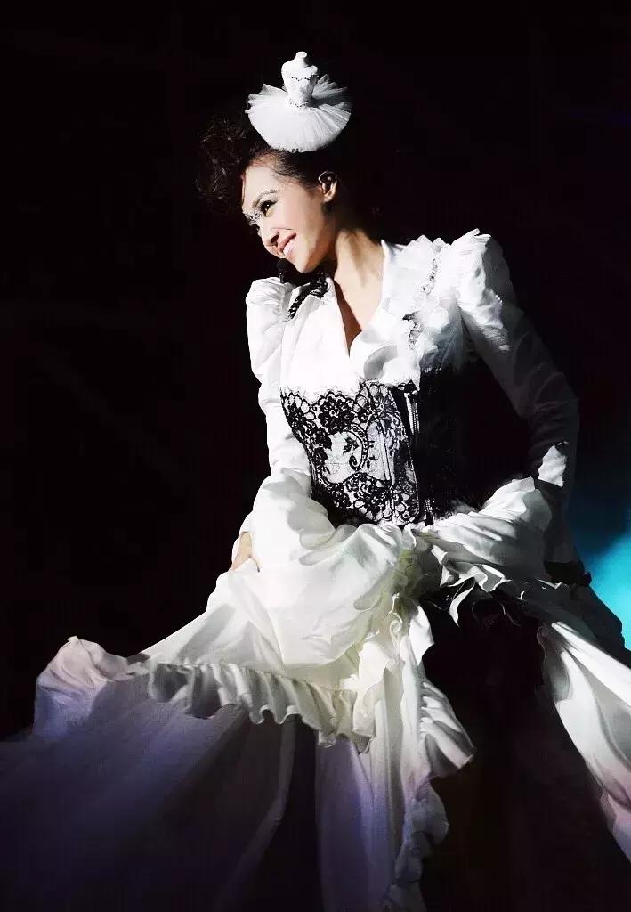 蔡依林的18年老粉儿,蔡依林一身红蓝