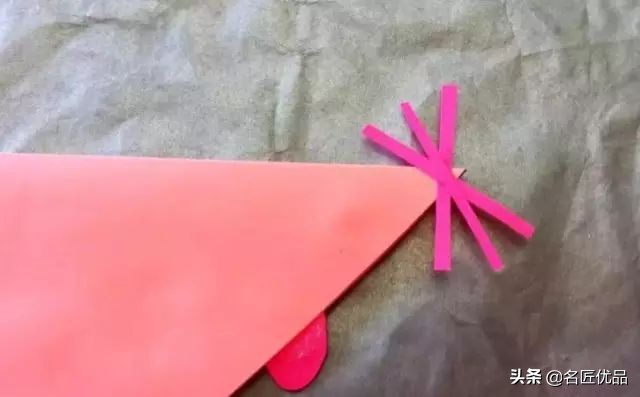 看别人剪新年剪纸很好看,怎么用剪刀来剪新年剪纸