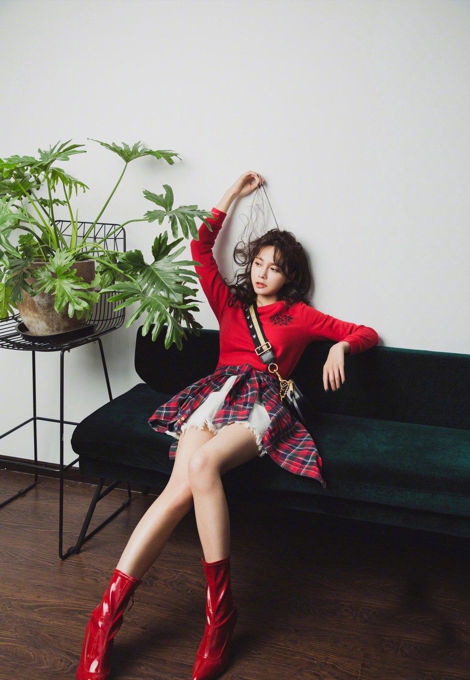 沈梦辰穿西装内搭露脐装秀蛮腰,沈梦辰穿蓬蓬裙俏皮又吸睛