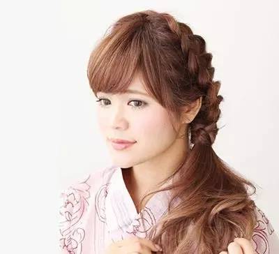 今年流行的侧编发,减龄全编发型