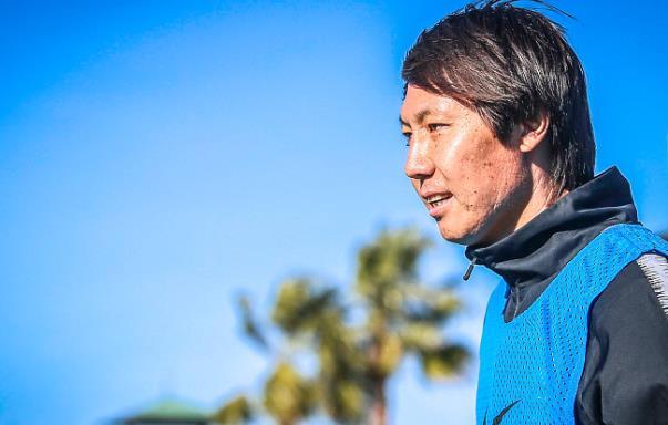 国足新帅定了？李铁微博晒收藏魔笛球衣！双喜临门？新的轮回