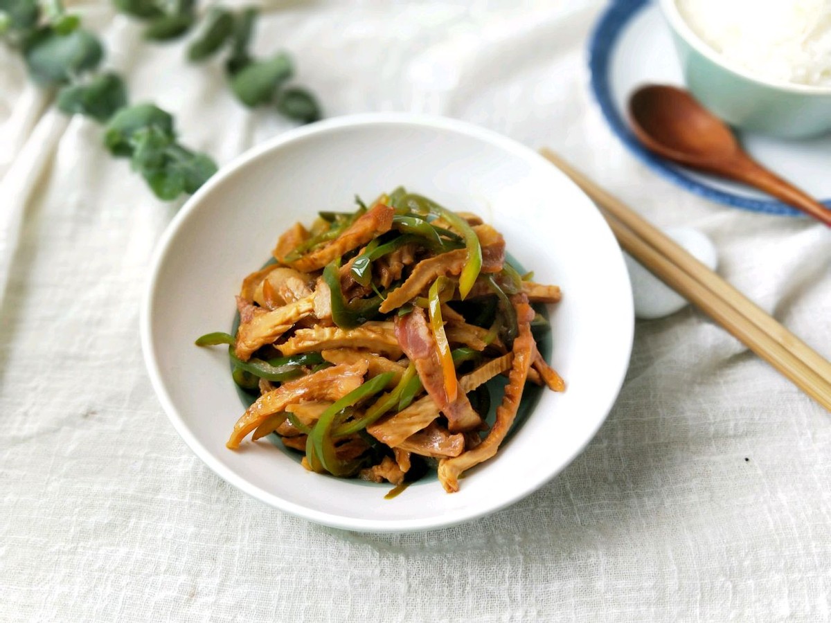 笋干简单又好吃的做法，和咸肉青椒一起炒，鲜美下饭，太好吃了