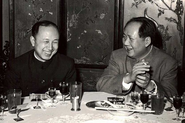 钱学森参加国宴，没找到座位，主管笑着说：你应该坐主席旁边