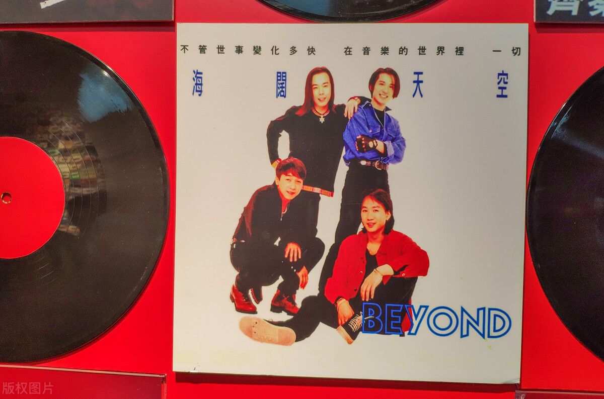 黄贯中转头看向黄家驹图片,黄贯中还会和黄家强追忆家驹么