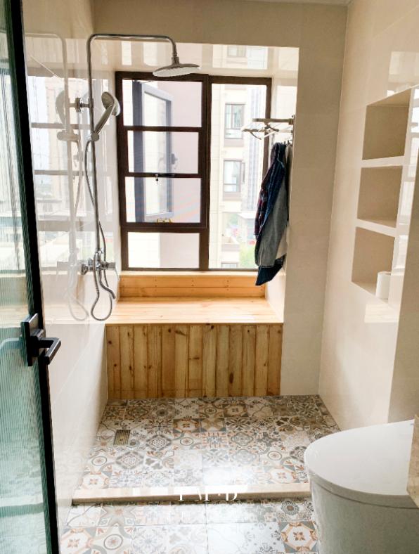 卫生间才多大面积，还被飘窗占了空间想砸掉！物业：我在盯着你家