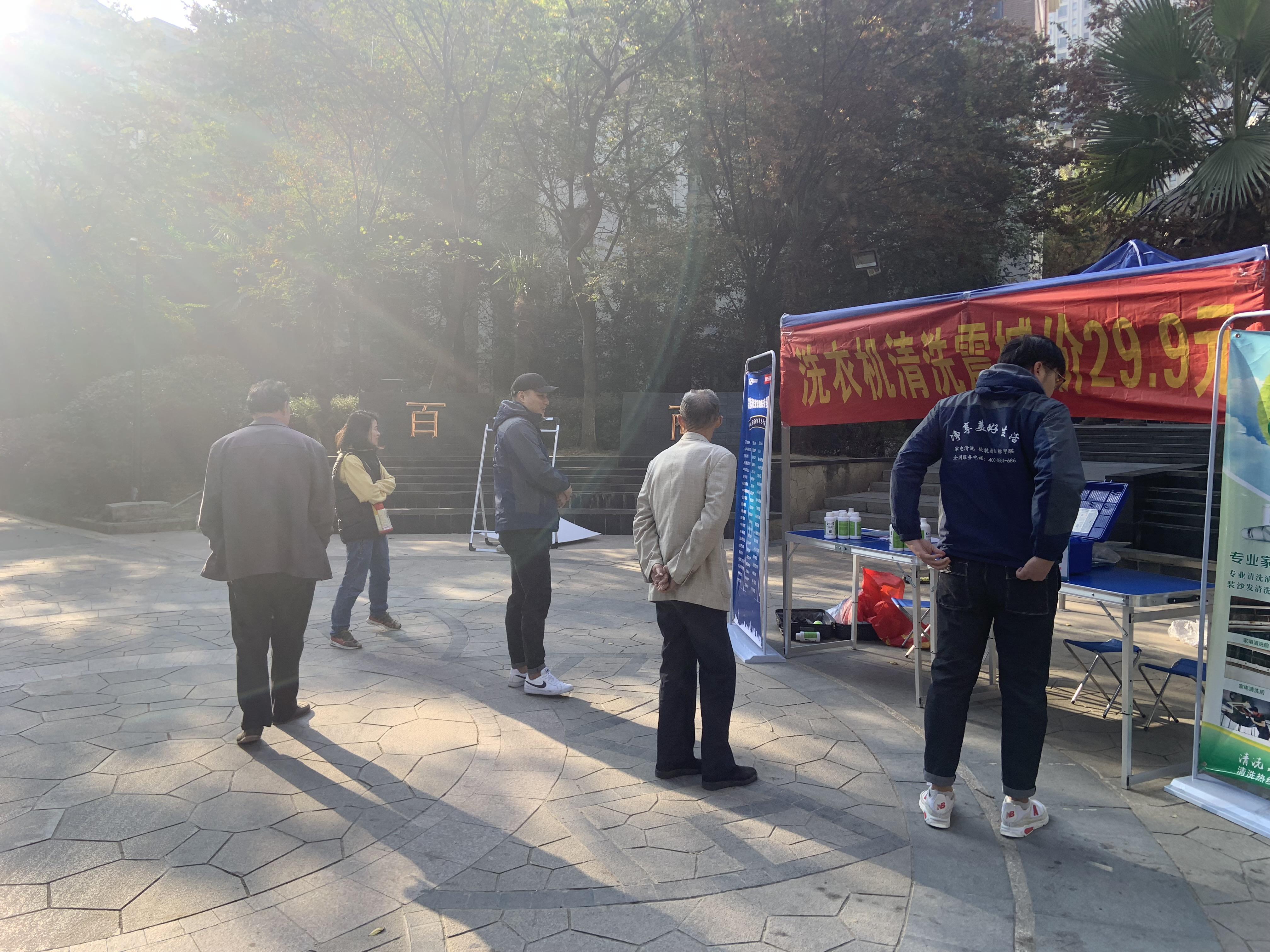 地推小伙兼职赚钱,小伙在小区做小生意