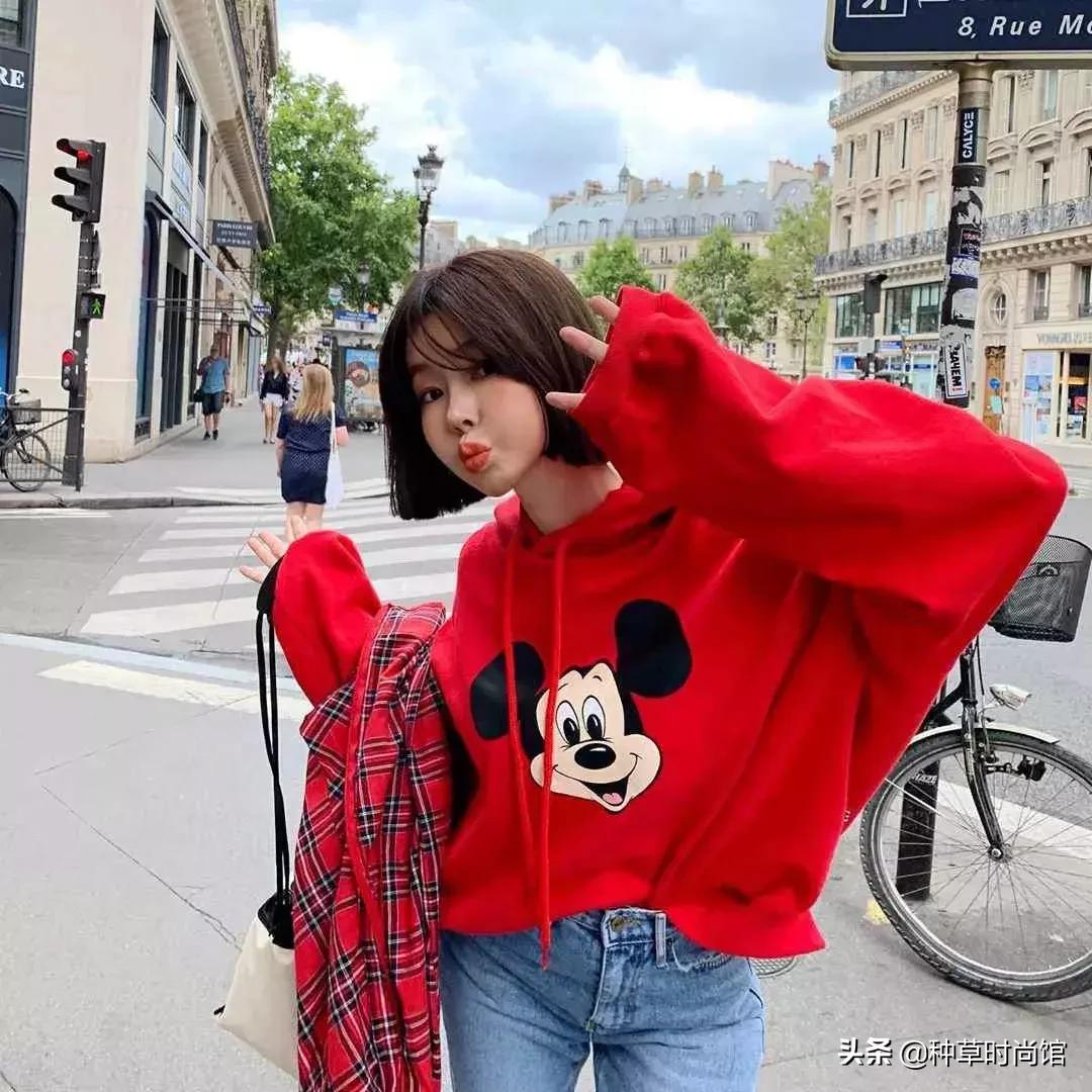 人手一件的卫衣怎么穿才时髦高级,女孩穿什么颜色卫衣洋气