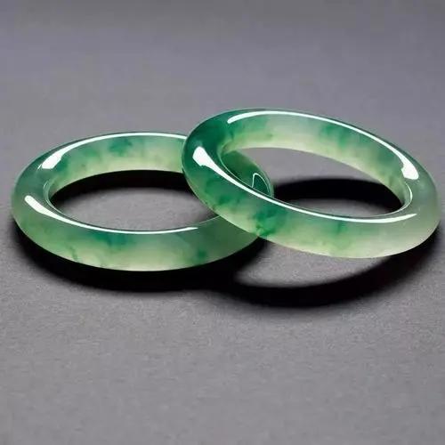 婆婆送的老翡翠手镯,婆婆送百年翡翠手镯