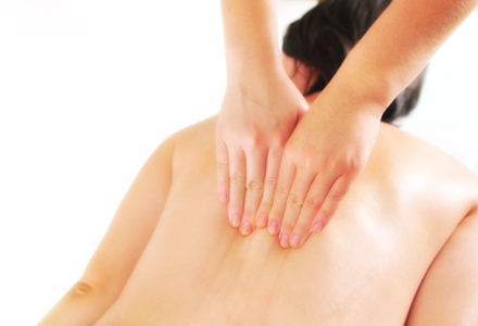 后背长痘怎么快速消除小窍门,后背长痘如何消除简单便宜的方法