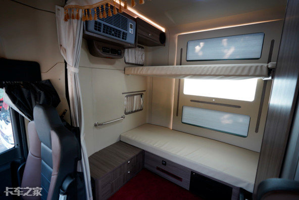 豪华重卡带厕所的生活舱,重卡房车驾驶舱跟生活舱一体