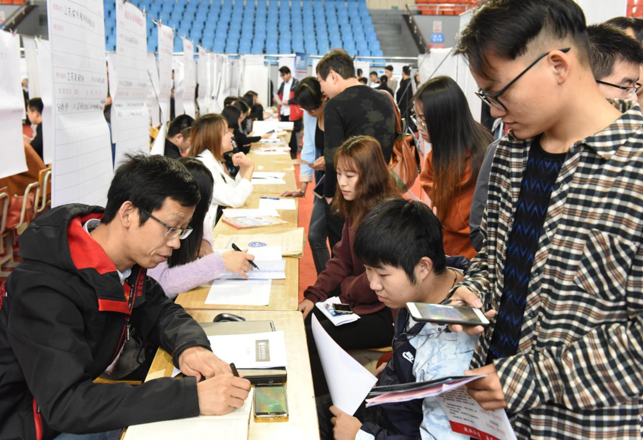 专科学历真的有那么难就业吗,本科生与专科生哪个更容易就业