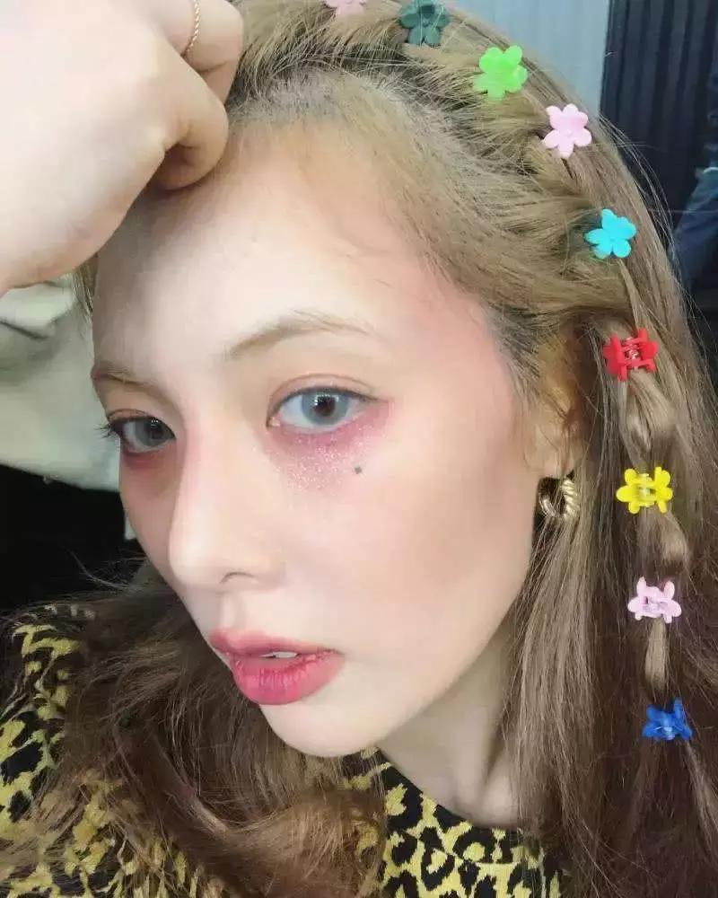 化着不适合自己的网红妆,妆感很重的网红妆