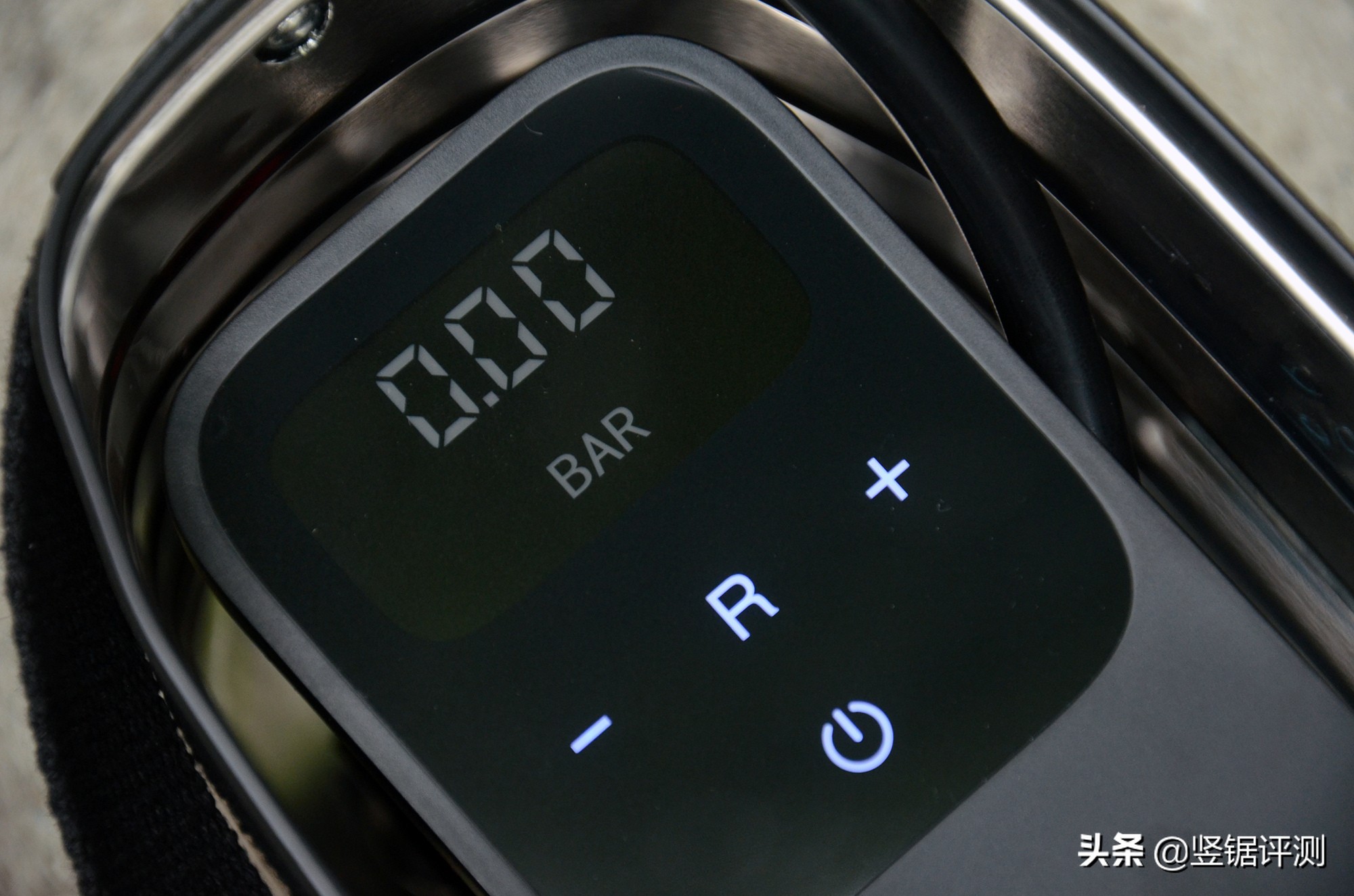 还在找人给汽车轮胎充气？小米70迈充气泵评测，方便实用