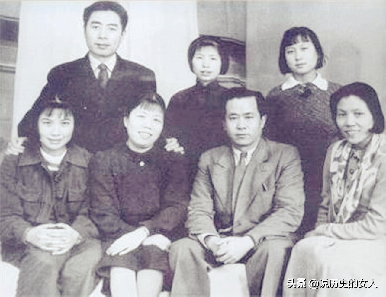 她6岁生父被杀，16岁被周恩来认作养女，47岁被害，头插长钉