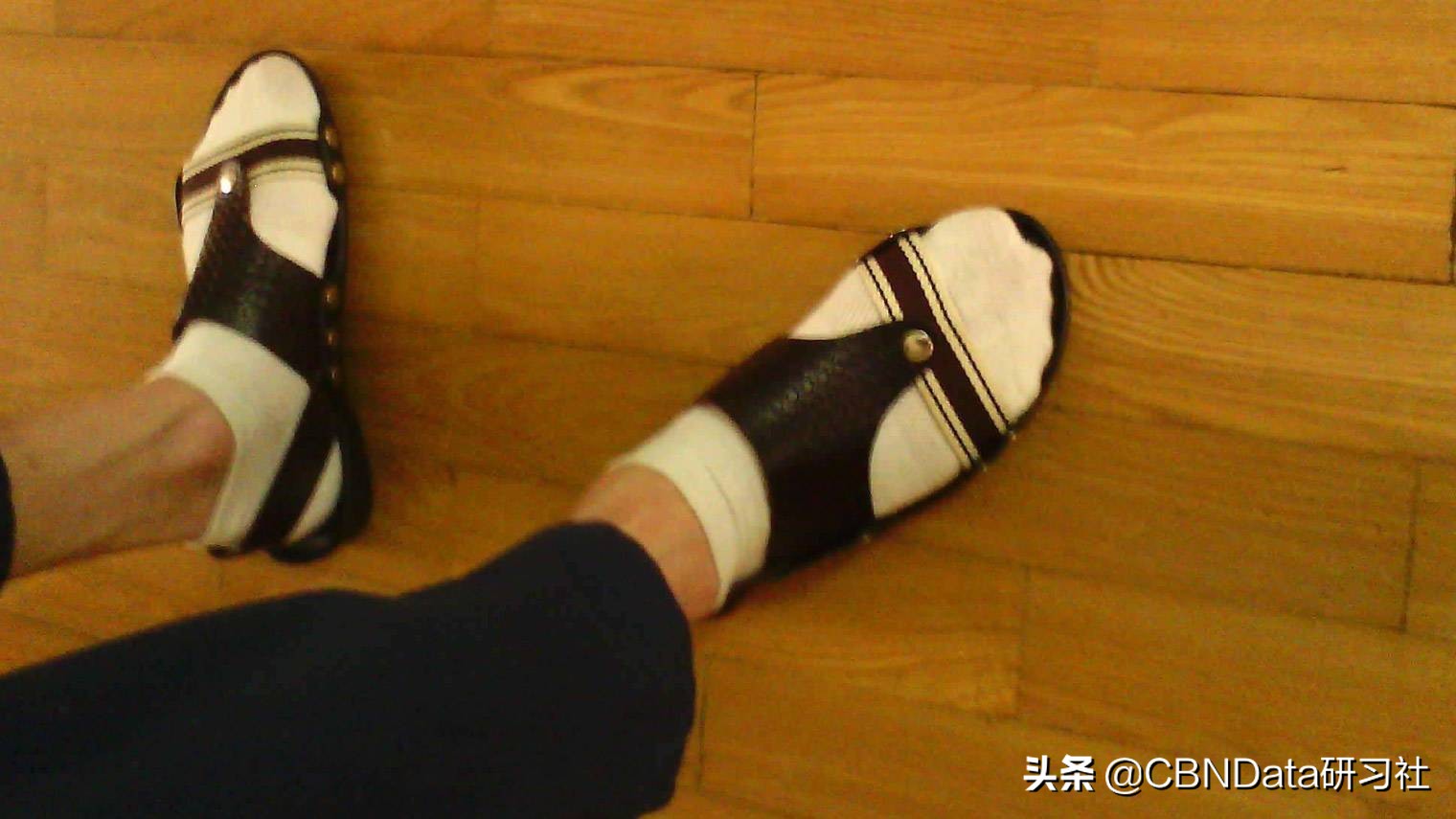 为什么男人穿凉鞋很难看,为什么感觉穿凉鞋很丑