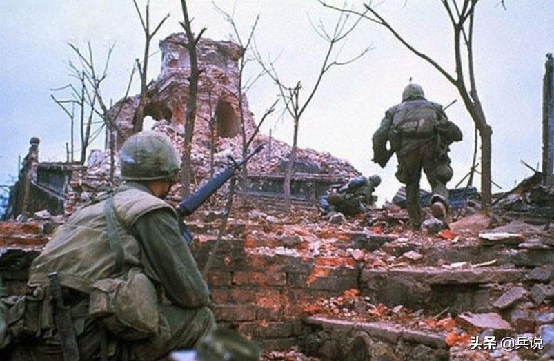 南越军官枪杀北越士兵,北越和南越游击队