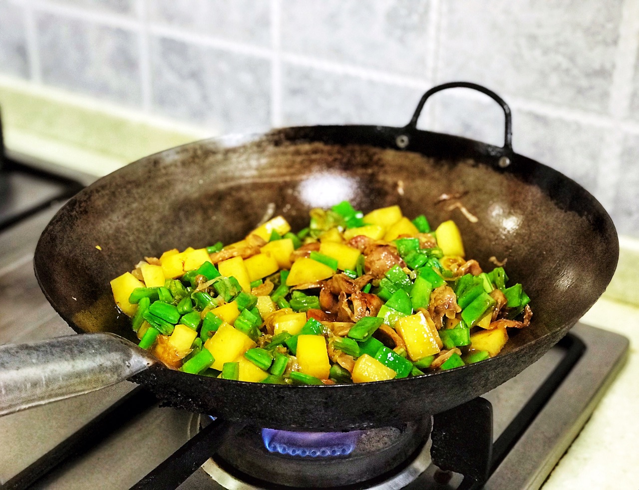电饭锅土豆腊肠焖饭不用炒,腊肠土豆饭最正宗做法