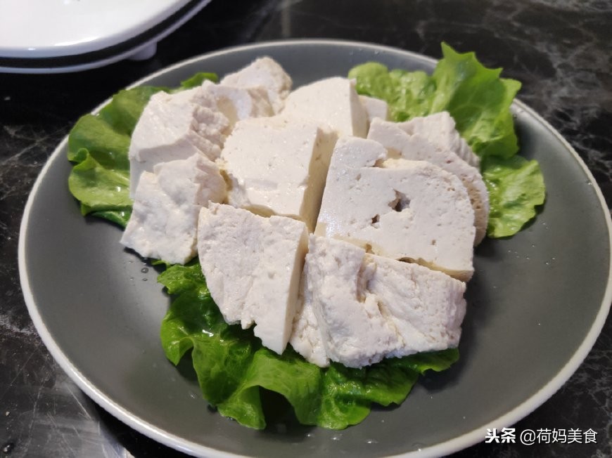 家庭自制小火锅吃起来,小两口在家自己做火锅