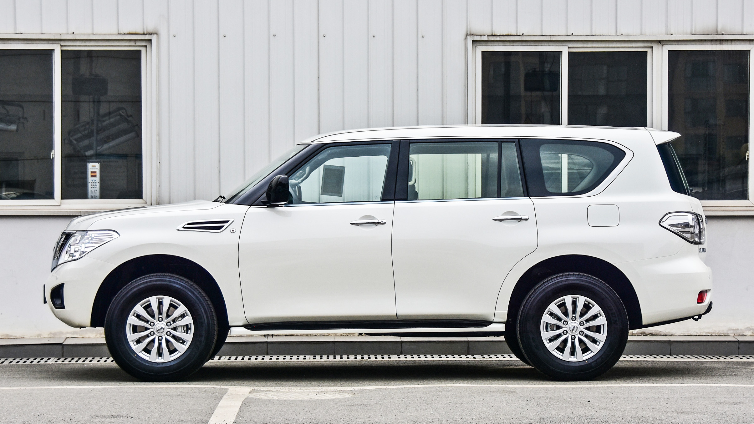 日产途乐vs丰田陆巡越野视频,日产途乐和丰田陆巡哪一款车更大