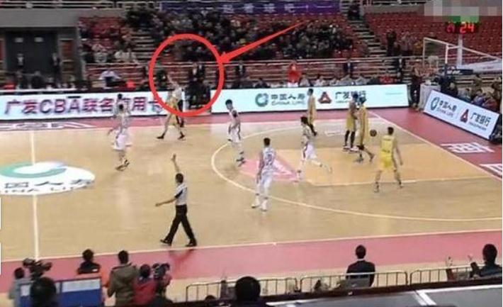 王治郅亚洲杯劈扣,王治郅劈扣奥拉朱旺