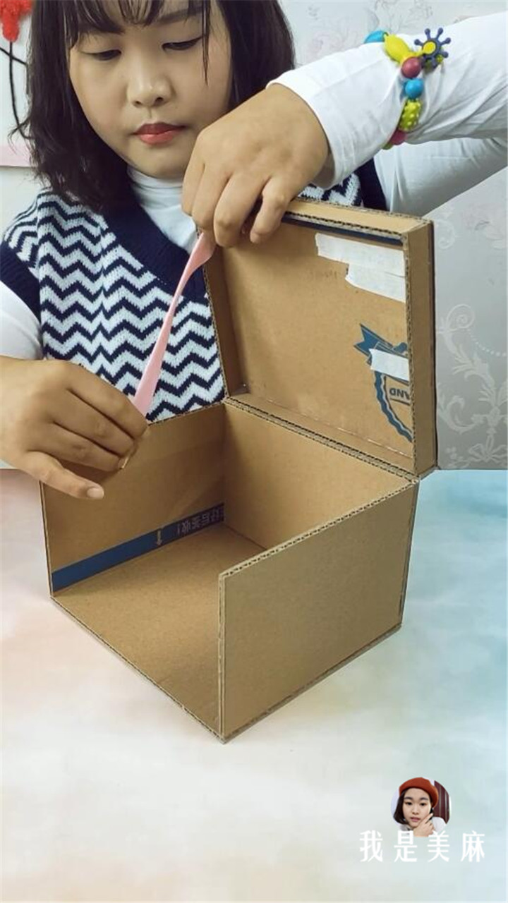 宝宝玩具用纸箱收纳,妈妈拿纸箱做玩具