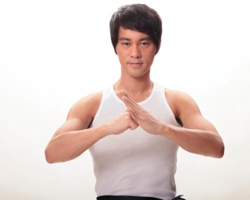 陈国坤少林足球模仿李小龙,李小龙扮演者陈国坤先生视频