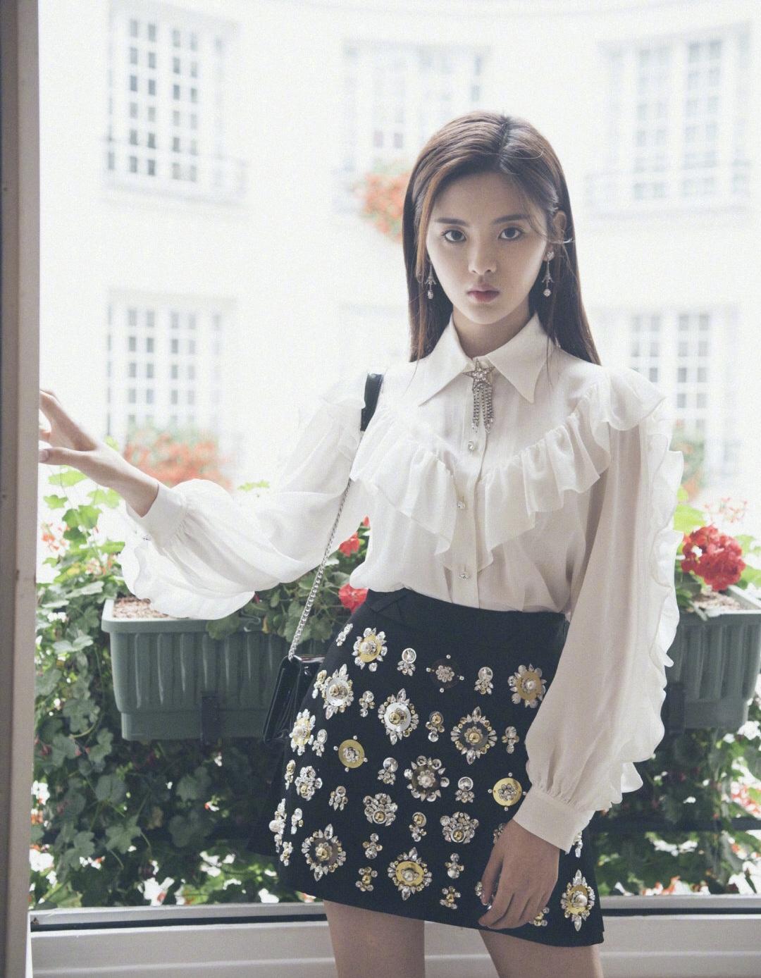 杨超越几千块衣服呈现200块风采？小花齐穿miumiu差别竟然这么大