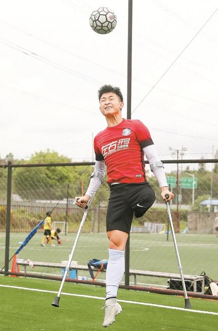 神奇小子小腿,双腿截肢的足球小男孩