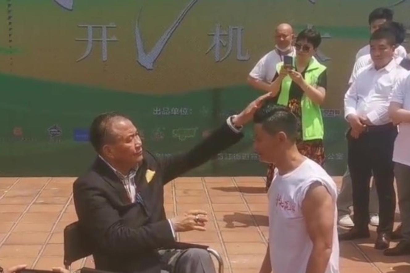 从收徒仪式到拜把子名场面，64岁万梓良被质疑：入戏太深？