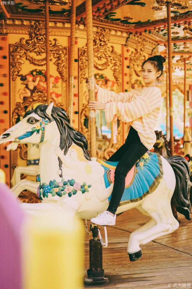 游乐园旋转木马氛围照片,游乐园拍出元气满满的写真照片