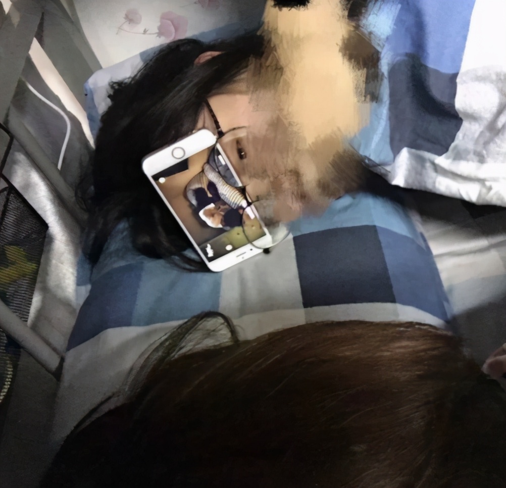 搞笑gif趣图兄弟们来跟我一起摇摆,大哥搞笑动图gif