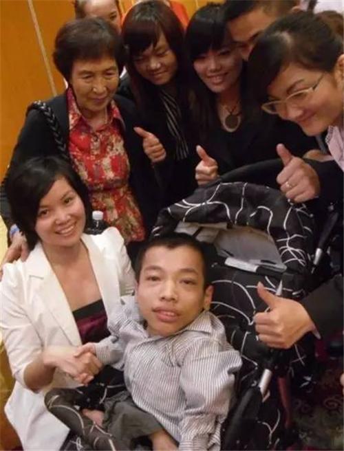 他身高不足1米，却身价上亿，娶1米7的秘书为妻，如今怎样