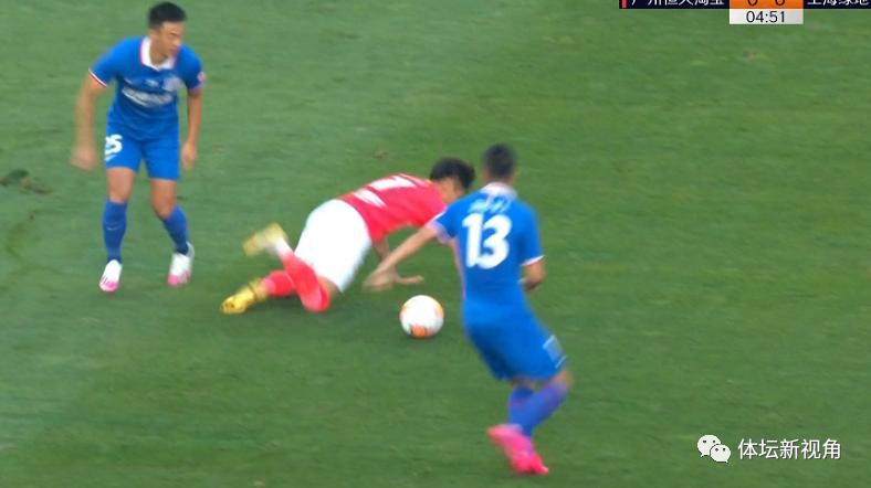韦世豪手接皮球,上港国脚暴力飞铲