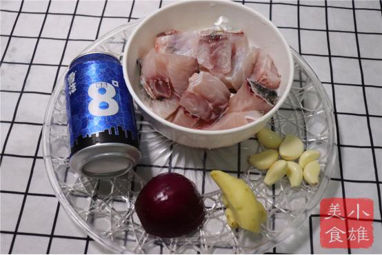 家常炖草鱼酱汁浓郁简单美味,草鱼一半油炸和一半炖汤