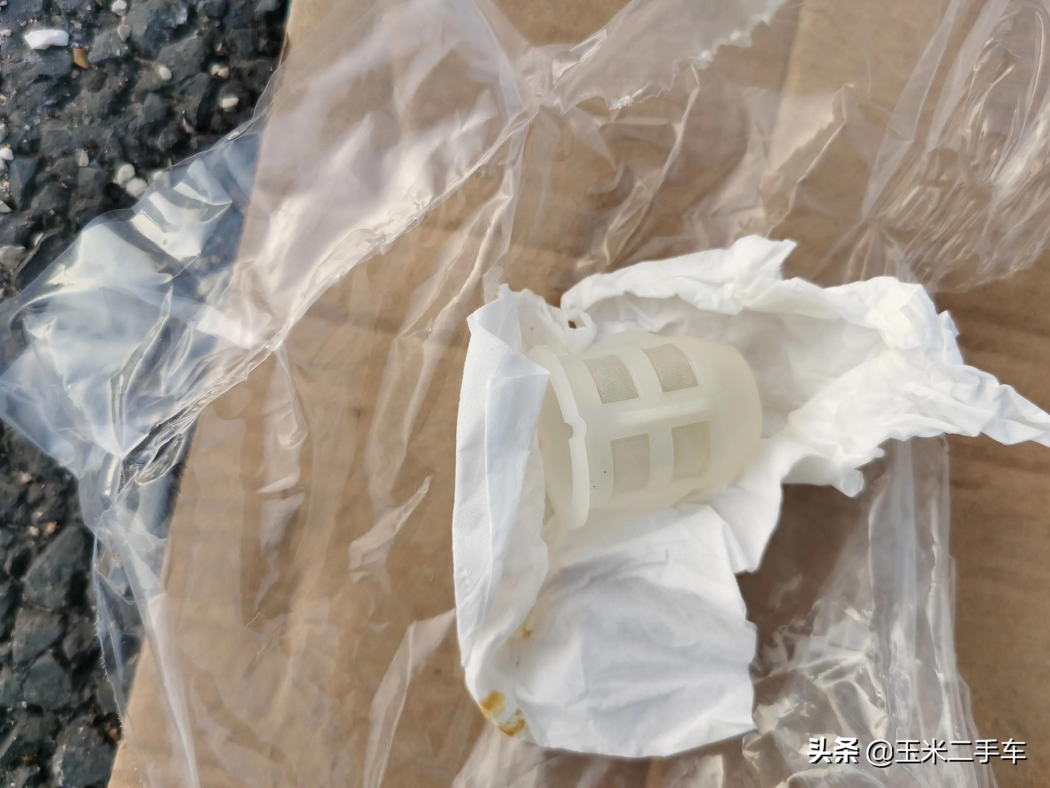 一个人换刹车油最简单的方法,自己一个人换刹车油