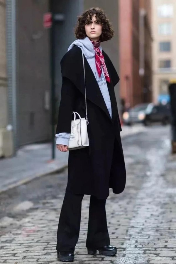 卫衣这样穿减龄休闲感无人能敌,早春卫衣怎么穿靓丽减龄又温暖