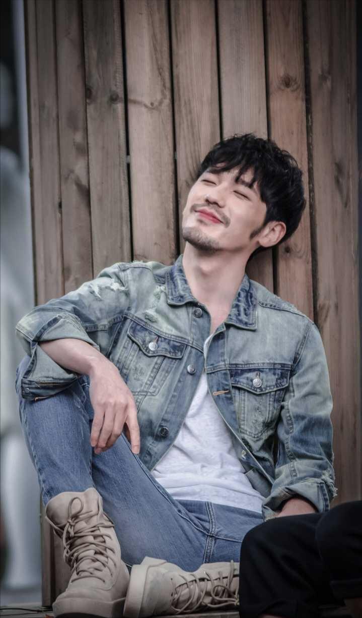 你可以说他不帅，但不得不承认他是型男