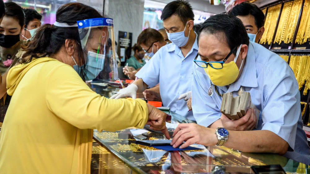 疫情期间现金短缺：泰国人涌入唐人街卖金饰有商店买了2亿泰铢饰品和金条