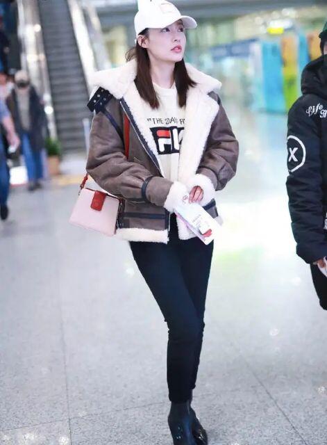 李沁穿搭粉色羽绒服秋冬,李沁穿羽绒服长款