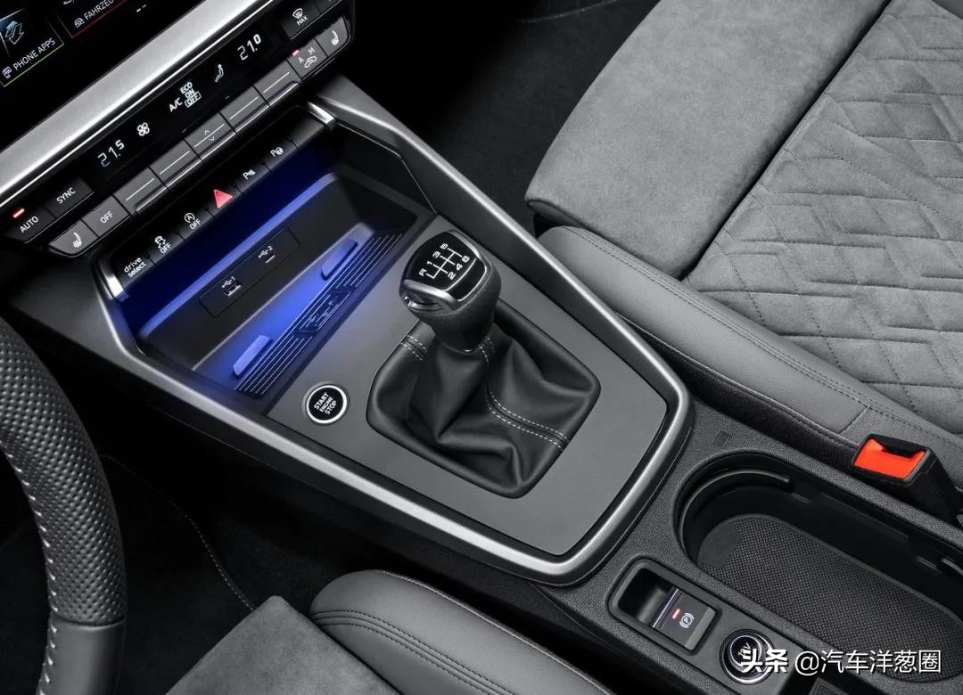 宝马发布全新车标,宝马蓝天白云标改黑白标