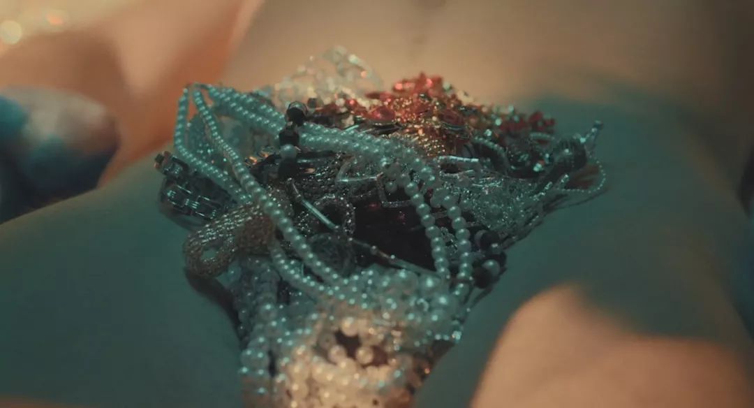 *欲情**疯狂、*社会反**，他美得像梦露却杀人无数