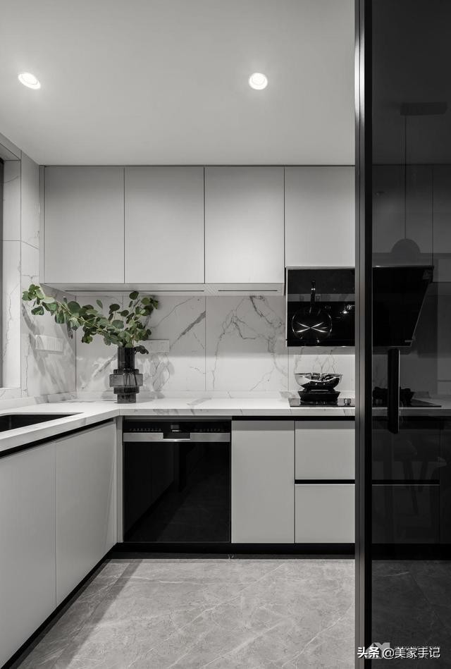 深圳夫妇123㎡的家，坚持电视柜打满柜子，效果不是一般的大气