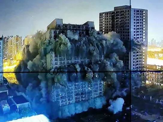 记者直击上海一烂尾楼实施爆破,上海爆破巨响