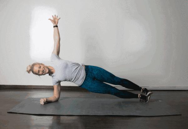 女生负重练腹肌马甲线教程,一对小哑铃负重马甲线训练