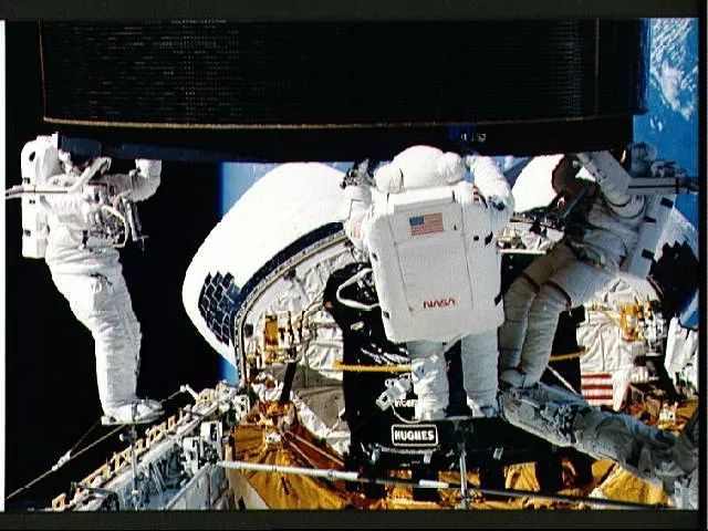 太空徒手抓卫星？玩命的宇航员到底在干什么？