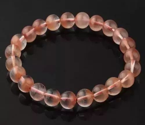 命里金字多的人本命年戴什么护身,右手带银有什么讲究