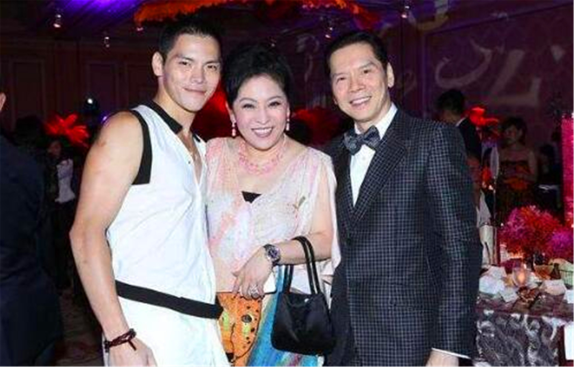 北京90年代的小混混，追着向华强一路打到深圳，凭一把刀闯浙江村