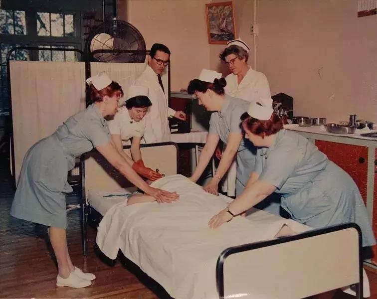 正常人被送进精神病院电击治疗,被送去精神病院电击治疗