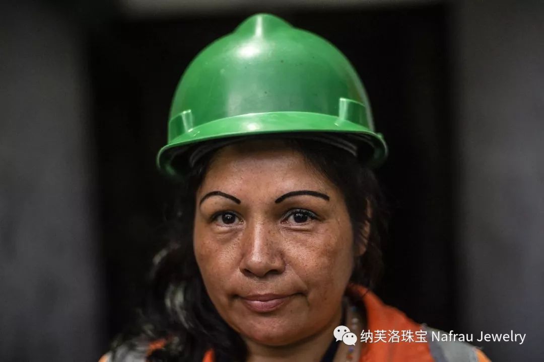 月薪2500，记录哥伦比亚祖母绿矿区女矿工的艰辛生活