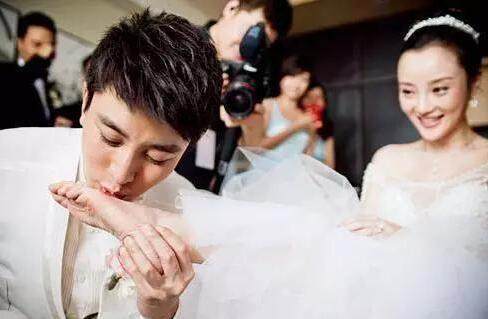 冉莹颖穿10小时高跟鞋，脱鞋后“触目惊心”，女人为了美真是拼了